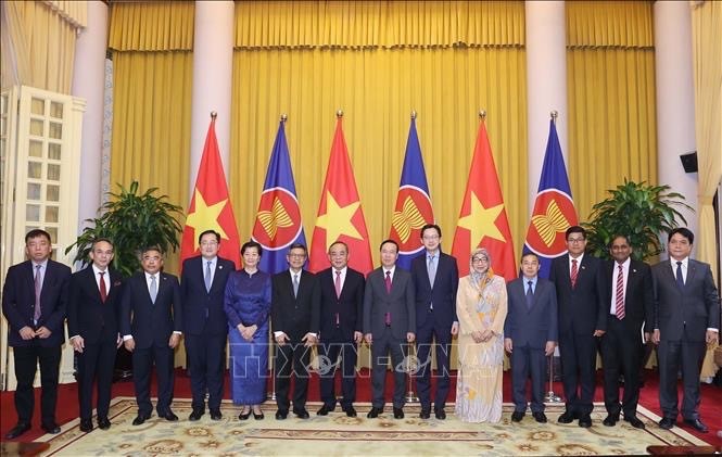 El presidente de Vietnam, Vo Van Thuong, recibe a los embajadores de la Asean. (Fotografía: VNA)