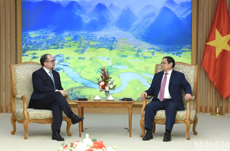 El primer ministro de Vietnam, Pham Minh Chinh, y el ministro de Relaciones Exteriores de Austria, Alexander Schallenberg. (Fotografía: Nhan Dan)
