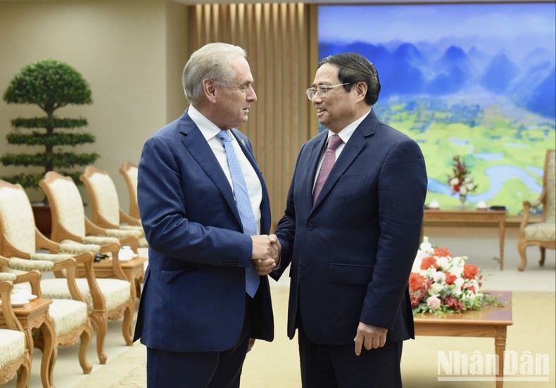 El primer ministro de Vietnam, Pham Minh Chinh, y el ministro de Comercio y Turismo de Australia, Don Farrell. (Fotografía: Nhan Dan)