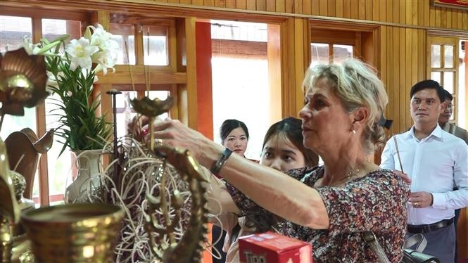 La delegación ofrece inciensos en el Área Conmemorativa del Presidente Ho Chi Minh en la ciudad de Nghia Lo. (Fotografía: VNA)