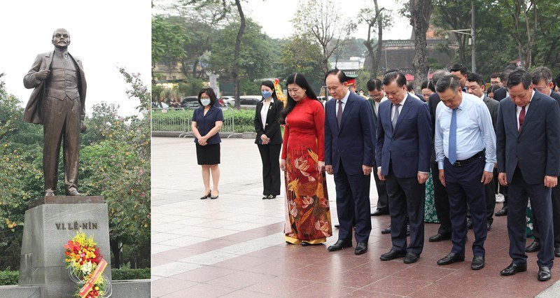 Autoridades de Hanói colocan flores ante la étatua de V. I. Lenin.