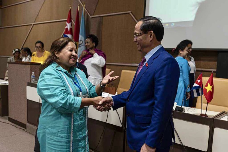 El vicepresidente de la Asamblea Nacional, Tran Quang Phuong (derecha), le da la mano a Teresa María Amarelle Boué, secretaria general de la Unión de Mujeres Cubanas en La Habana. (Fotografía: VNA)