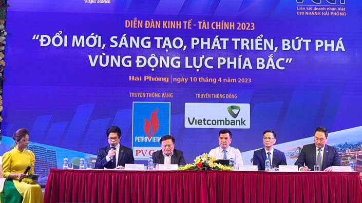 Delegados en el Foro económico-financiero 2023, organizado por la Revista de Finanzas de Vietnam. (Fotografía: vneconomy.vn)