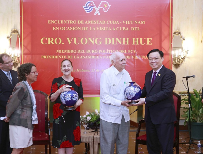 El presidente de la Asamblea Nacional de Vietnam, Vuong Dinh Hue, entrega obsequio al Instituto Cubano de Amistad con los Pueblos. (Fotografía: VNA)