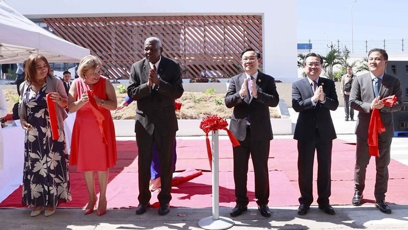 El presidente de la Asamblea Nacional de Vietnam, Vuong Dinh Hue, y su homólogo cubano, Esteban Lazo Hernández, cortaron la cinta para inaugurar la fábrica de detergente en polvo Suchel - TBV. (Fotografía: VNA)