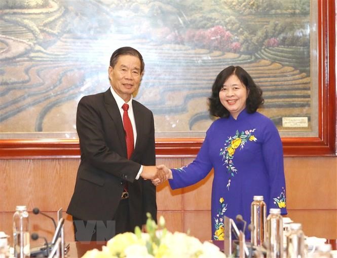 La secretaria del Comité Central del Partido Comunista de Vietnam y jefa de su Comisión de Movilización de Masas, Bui Thi Minh Hoai, y el presidente del Comité Central del Frente de Construcción Nacional de Laos,Sinlavong Khoutphaythoune. (Fotografía: VNA)