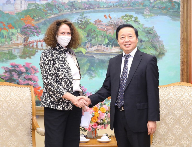 El viceprimer ministro Tran Hong Ha y la directora nacional del Banco Mundial en Hanói, Carolyn Turk. (Fotografía: VNA)