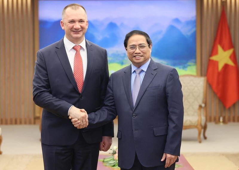 El primer ministro Pham Minh Chinh (derecha) y el ministro del Interior de Bielorrusia, Ivan Vladimirovich Kubrakov. (Fotografía: VNA)
