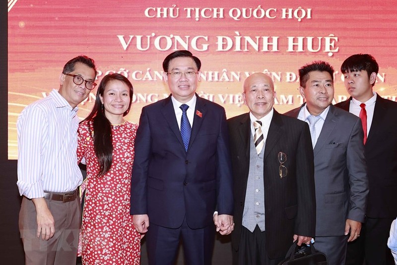 El presidente de la Asamblea Nacional de Vietnam, Vuong Dinh Hue, se reúne con compatriotas en Argentina. (Fotografía: VNA)