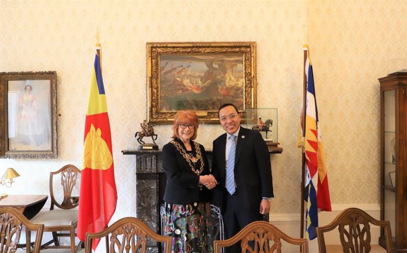 La alcaldesa de Birmingham Maureen Cornish recibe al embajador vietnamita Nguyen Hoang Long. (Fotografía: VNA)