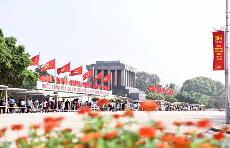 Mausoleo de Ho Chi Minh recibe a más de 50 mil visitantes durante días feriados.