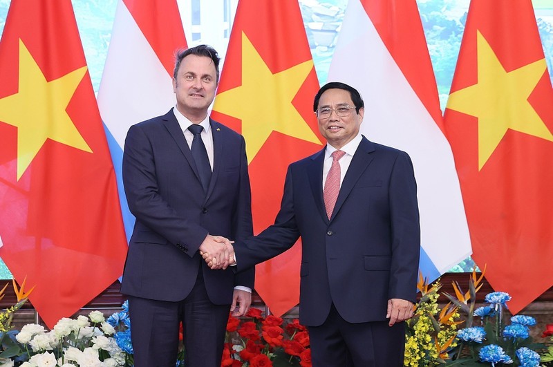 El primer ministro de Luxemburgo, Xavier Bettel, y el primer ministro de Vietnam, Pham Minh Chinh, (D). (Fotografía: VNA)