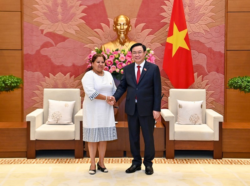 El presidente de la Asamblea Nacional, Vuong Dinh Hue, (derecha) y la secretaria general de la Federación de Mujeres Cubanas, Teresa María Amarelle Bouúe. (Fotografía: Nhan Dan)