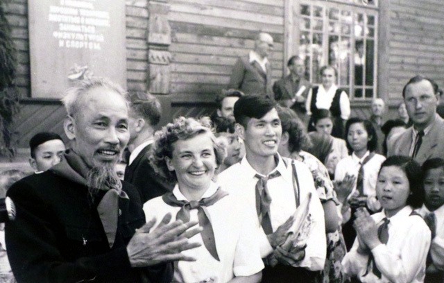 El Presidente Ho Chi Minh y los niños en Moscú, en 1954. (Fotografía: Archivo de VNA)