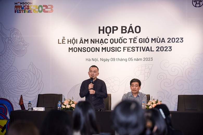 El músico Nguyen Quoc Trung en la conferencia de prensa.
