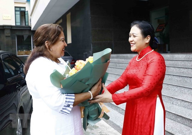 La embajadora Nguyen Phuong Nga (derecha), presidenta de la VUFO, recibe a la secretaria general de la FMC, Teresa María Amarelle Boúe. (Fotografía: VNA)