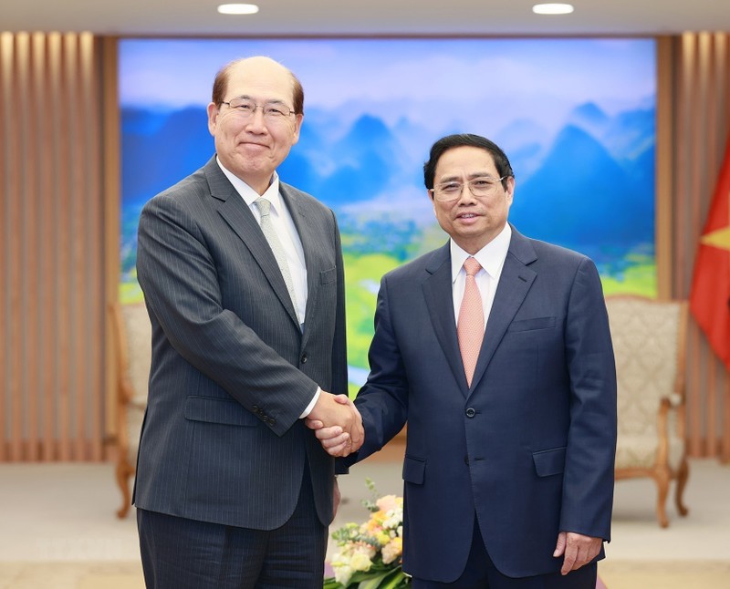 El primer ministro vietnamita, Pham Minh Chinh, recibie al secretario general de la Organización Marítima Internacional, Kitack Lim. (Fotografía: VNA)