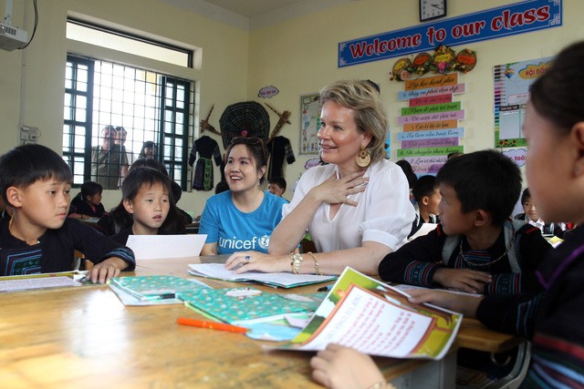 La Reina de Bélgica Mathilde interactúa con estudiantes de la Escuela Primaria Ham Rong, Sa Pa. (Fotografía: VNA)