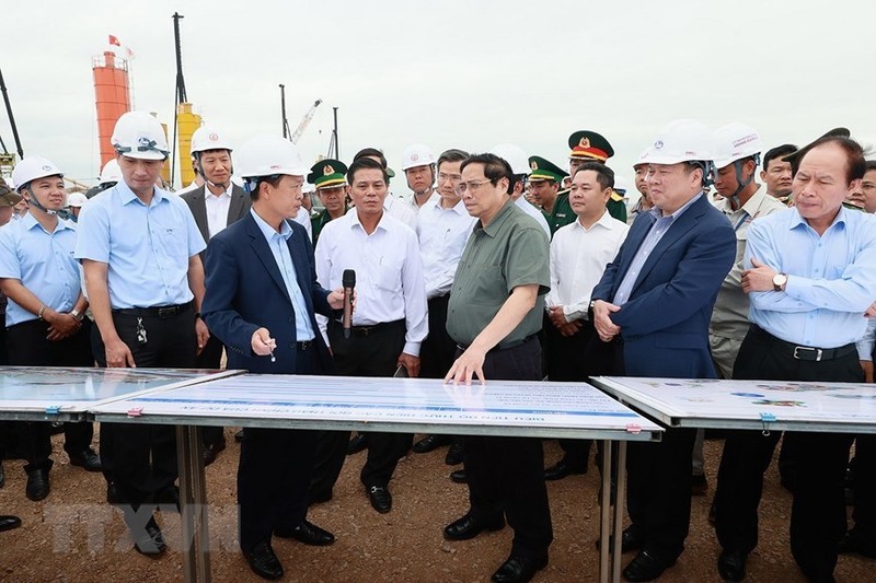 El primer ministro vietnamita, Pham Minh Chinh, realiza una visita de inspeccionar proyectos claves de Hai Phong. (Fotografía: VNA)