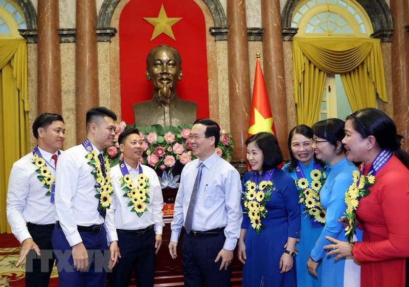 El presidente de Vietnam, Vo Van Thuong, y los delegados. (Fotografía: VNA)