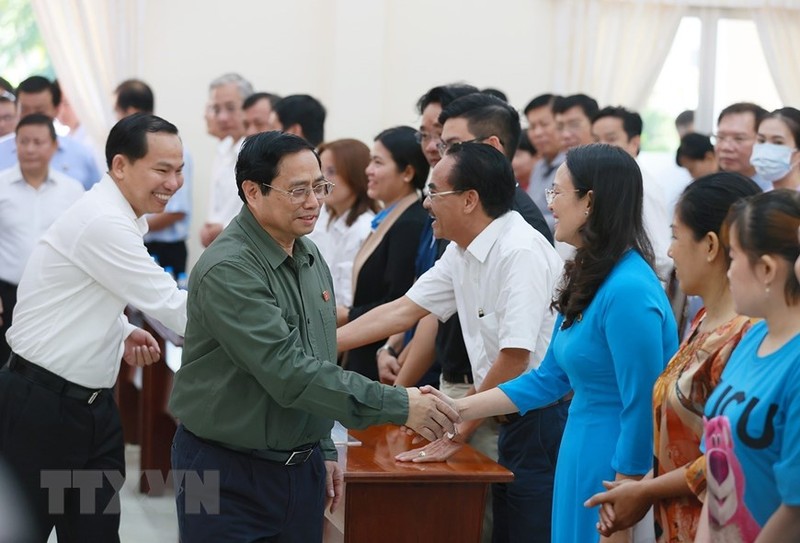 El primer ministro Pham Minh Chinh con los votantes de Can Tho.