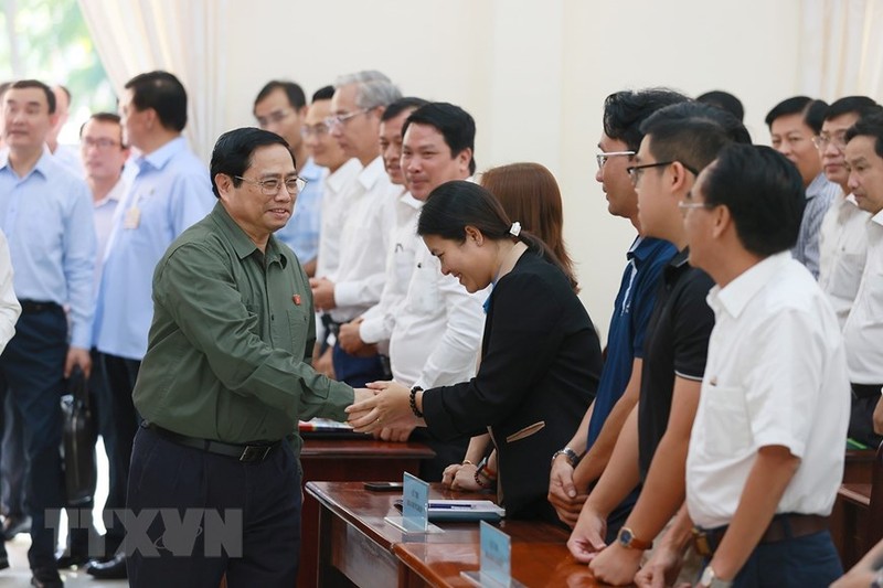 El primer ministro Pham Minh Chinh con los votantes de Can Tho. (Fotografía: VNA)