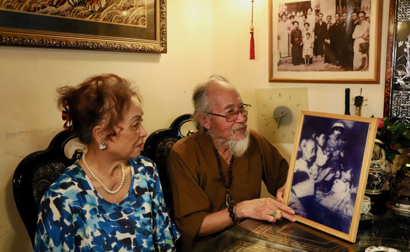 El poeta Thanh Phan cuenta de la foto que su padre tomó con el Presidente Ho Chi Minh. (Fotografía: VNA)