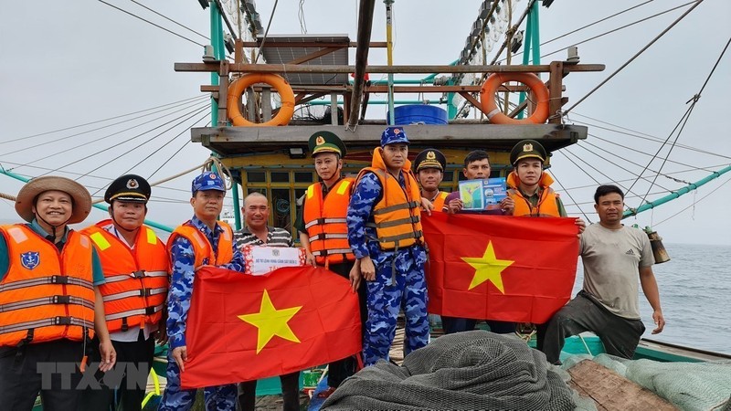 La Guardia Costera de Vietnam entregó banderas nacionales para pescadores (Fuente: VNA)