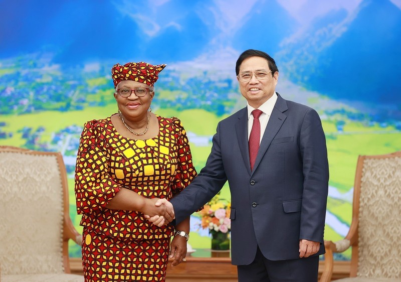 El primer ministro vietnamita, Pham Minh Chinh, y la directora general de la Organización Mundial del Comercio (OMC), Ngozi Okonjo-Iweala. (Fotografía: VNA)