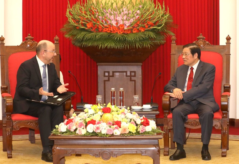 El jefe de la Comisión de Asuntos Interiores del Comité Central del Partido Comunista de Vietnam, Phan Dinh Trac, recibe al embajador suizo, Thomas Gass. (Fotografía: VNA)