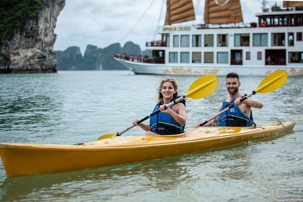 Turistas extranjeros en la Bahía de Ha Long (Fotografía: hanoimoi.vn)