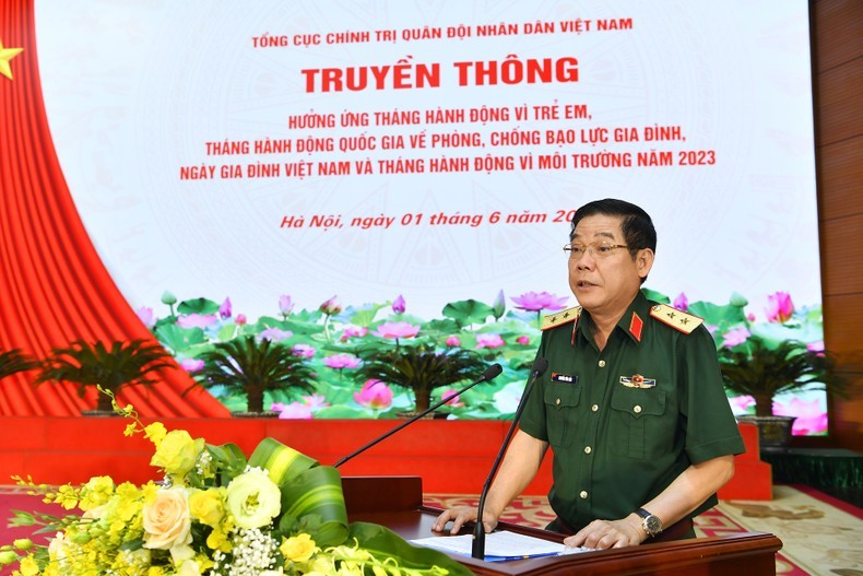 El general de división Nguyen Van Gau, subjefe de la Administración Política y vicepresidente de la Comisión de Populación, Familias y Niños del Ministerio de Defensa, en el evento.