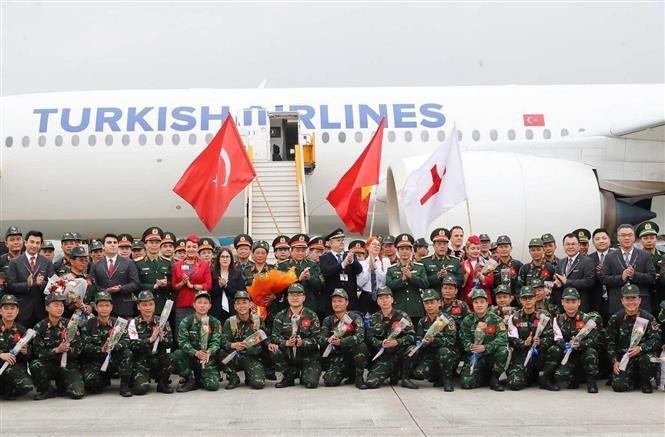 Ceremonia de bienvenida a la delegación de oficiales y soldados del Ejército Popular de Vietnam que culminaron con éxito la misión de rescate de las víctimas del terremoto de Turquía (2023). (Fotografía: VNA)