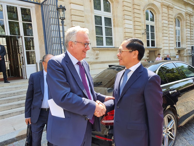 El ministro de Relaciones Exteriores de Vietnam, Bui Thanh Son, con el subtitular del Senado y también exsecretario nacional del Partido Comunista Francés, Pierre Laurent. (Fotografía: VNA)