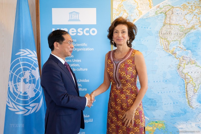 El canciller vietnamita Bui Thanh Son y la directora general Audrey Azoulay en la sede de la Unesco en París, Francia. (Fotografía: VNA)