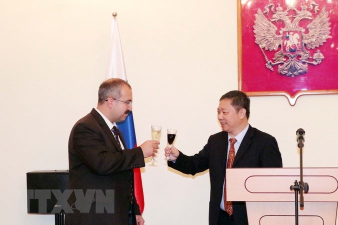 Duong Anh Duc (derecha), vicepresidente del Comité Popular de Ciudad Ho Chi Minh felicita al Cónsul General ruso, Sadykov Timur Sirozhevich. (Fotografía: VNA)