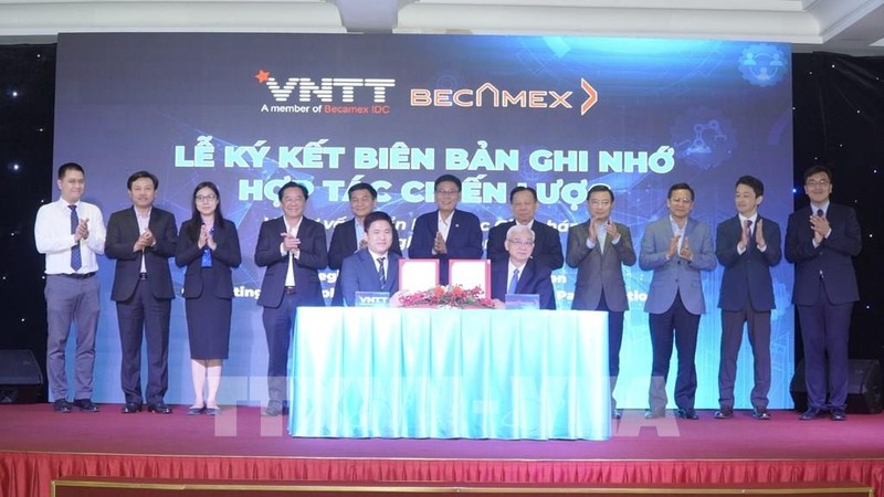 La firma de acuerdo de cooperación ñentre Becamex IDC y NTT. (Fotografía: VNA)