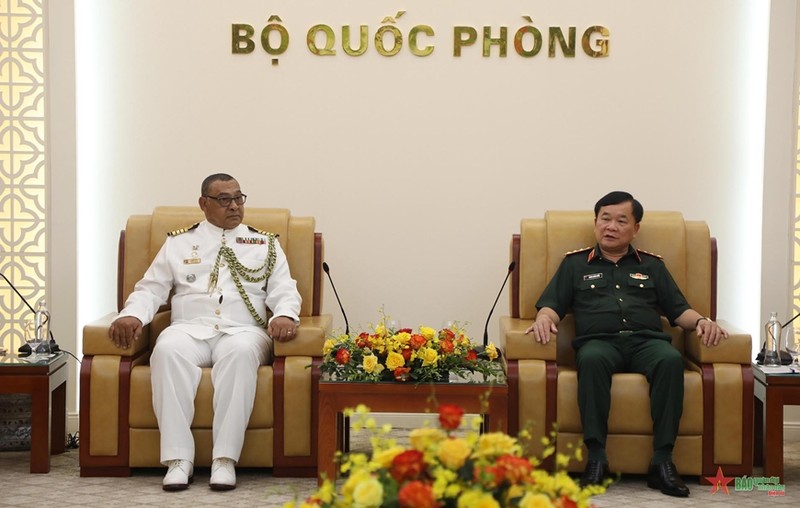 El viceministro de defensa de Vietnam, coronel general Hoang Xuan Chien, y el coronel Eugene Dudley, agregado militar de Sudáfrica. (Fotografía: qdnd.vn)