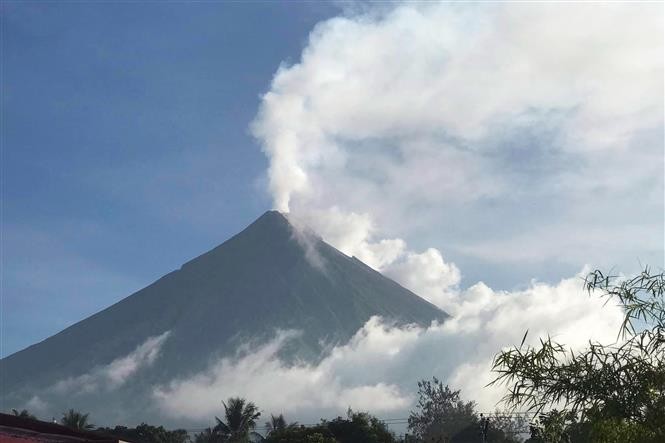 En erupción el volcán Mayón en Legaspi, provincia de Albay (Filipinas). (Fotografía: AFP/VNA)