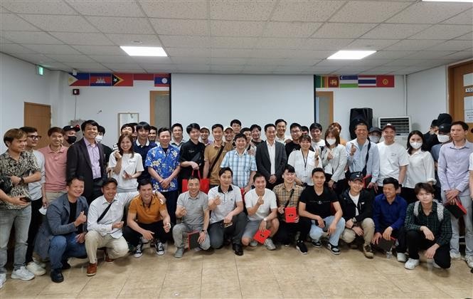 Conciencian en campo legal a trabajadores vietnamitas en Corea del Sur. (Fotografía: VNA)