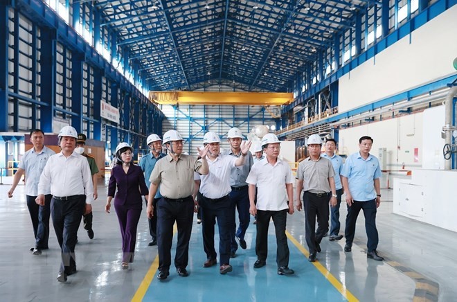 El primer ministro vietnamita, Pham Minh Chinh, visita la compañía que operan las termoeléctricas de Mong Duong. (Fotografía: VNA)