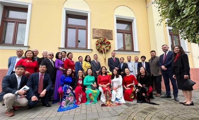 Nguyen Tuan, embajador de Vietnam en Eslovaquia, y representantes de la comunidad de vietnamitas en el país europeo. (Fotografía: VNA)