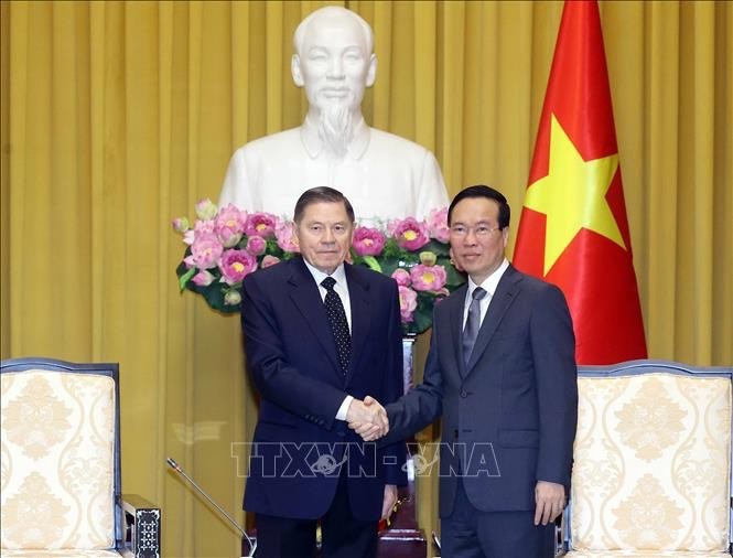 El presidente de Vietnam, Vo Van Thuong (derecha), recibe al titular de la Corte Suprema de Rusia, Lebedev Vyacheslav Mikhailovich. (Fotografía: VNA)