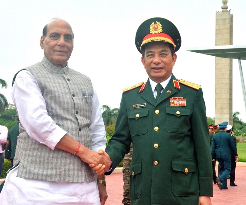 El ministro de Defensa de la India, Rajnath Singh, recibe a su homólogo vietnamita, Phan Van Giang. (Fotografía: qdnd.vn)