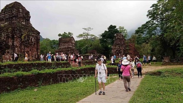 Turistas en el Santuario My Son. (Fotografía: VNA)