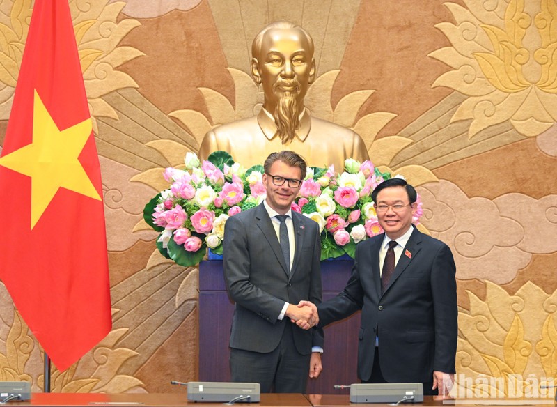 El presidente de la Asamblea Nacional de Vietnam y el presidente del Parlamento Europeo para las Relaciones con los Países del Sudeste Asiático y la Asean, Daniel Caspary. (Fotografía: Nhan Dan)