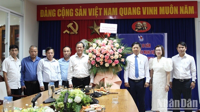 Felicitan autoridades de Da Nang a Nhan Dan por el Día de la Prensa Revolucionaria.