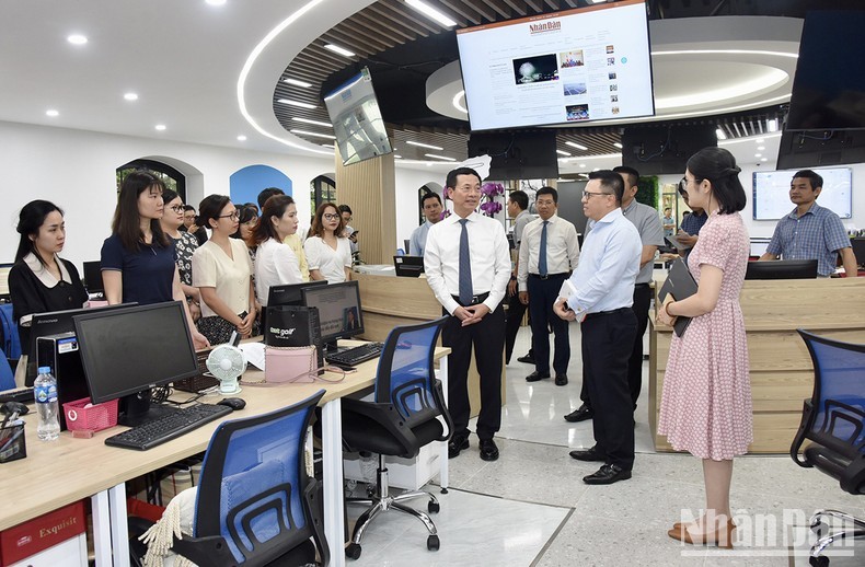 El ministro de Información y Comunicación Nguyen Manh Hung visita la sala de noticias convergente.