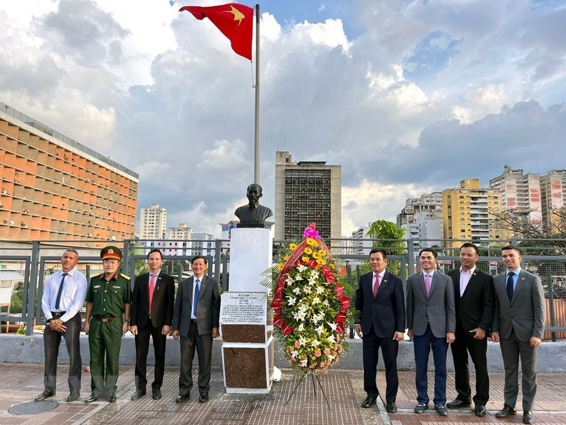 La delegación vietnamita ofrece flores en el estatua del Presidente Ho Chi Minh en Caracas. (Fotografía: VNA)