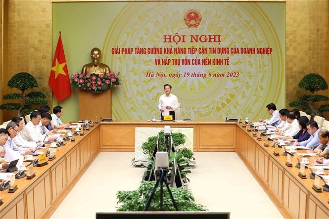 El viceprimer ministro Le Minh Khai habla en el evento. (Fotografía: VNA)